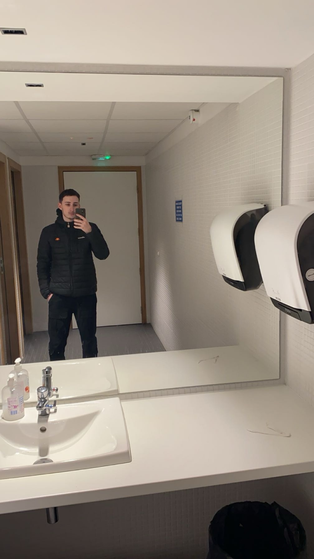 Profil de Armani, 20 ans, Échangiste à Grevels